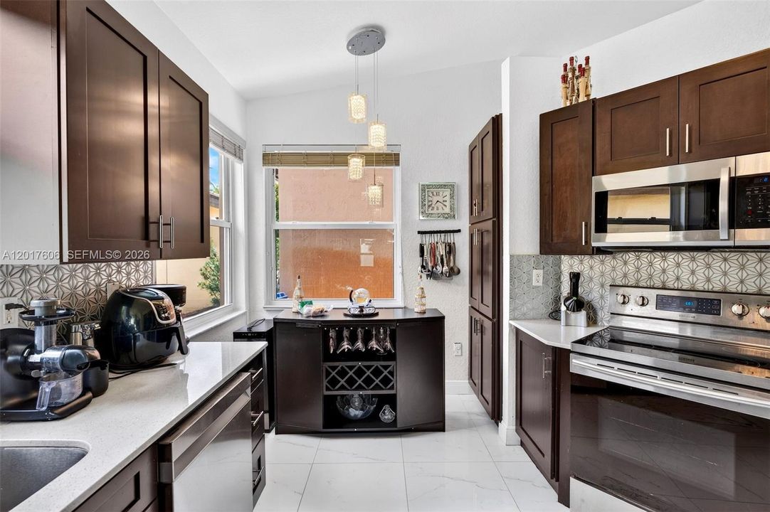 В аренду: $3,800 (3 спален, 2 ванн, 1739 Квадратных фут)