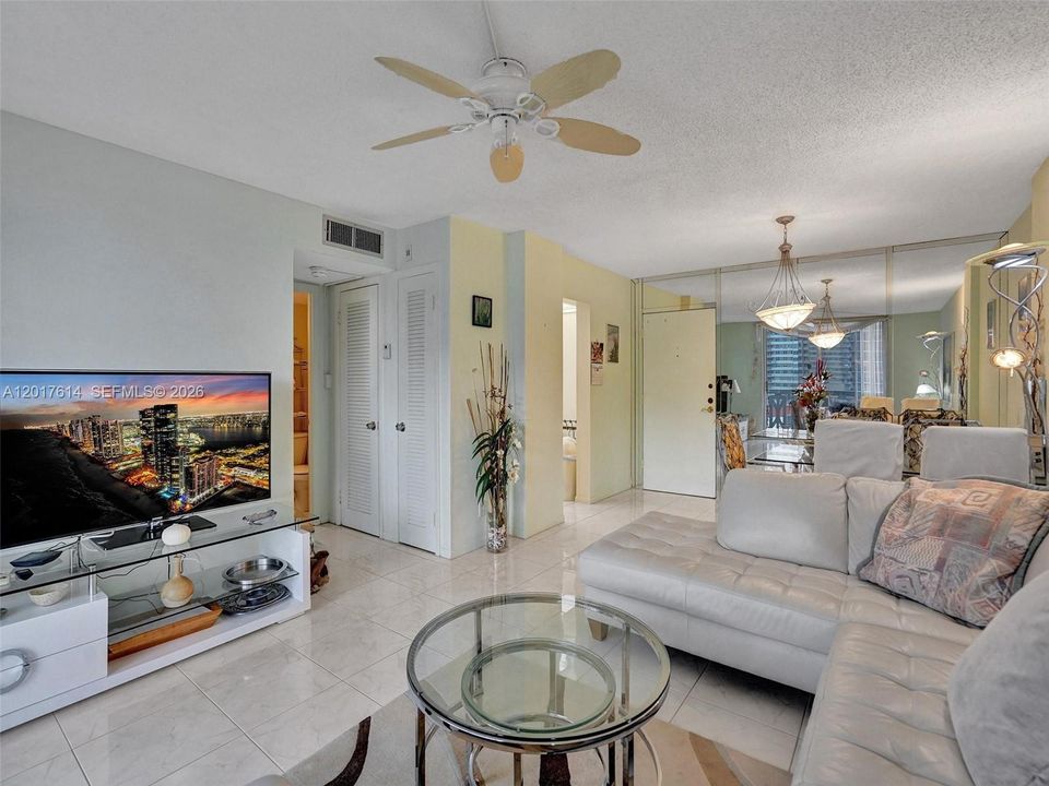 For Rent: $1,790 (1 beds, 1 baths, 850 Square Feet)