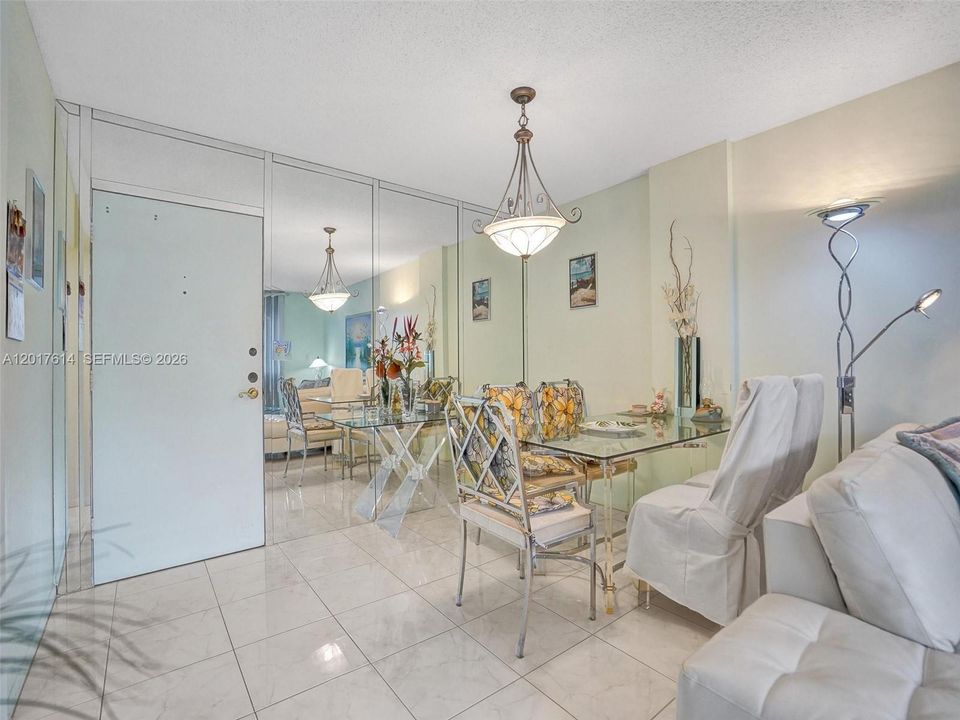 For Rent: $1,790 (1 beds, 1 baths, 850 Square Feet)