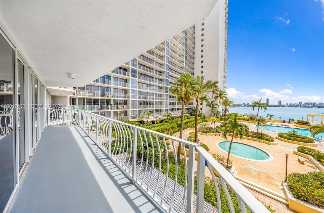 For Sale: $319,888 (2 beds, 2 baths, 1030 Square Feet)