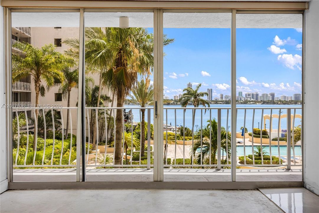 For Sale: $319,888 (2 beds, 2 baths, 1030 Square Feet)