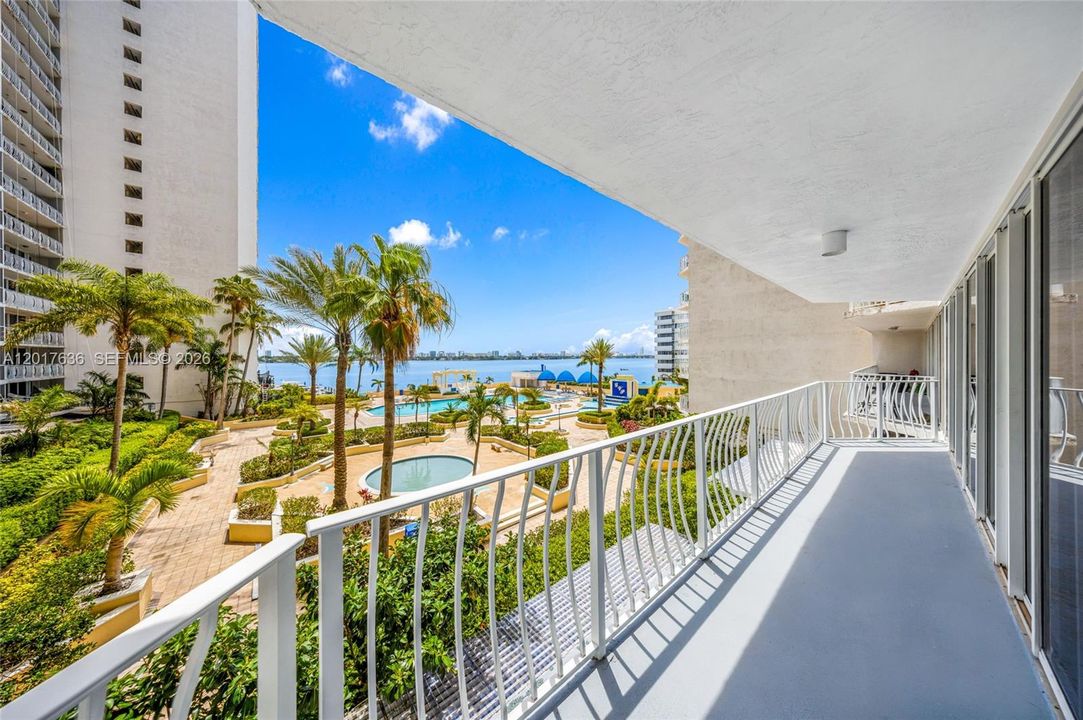 For Sale: $319,888 (2 beds, 2 baths, 1030 Square Feet)