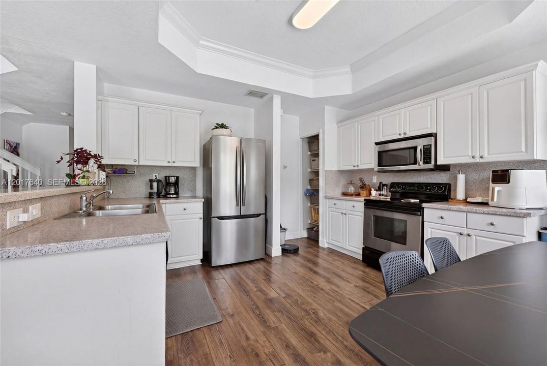 For Sale: $1,025,000 (5 beds, 4 baths, 3403 Square Feet)