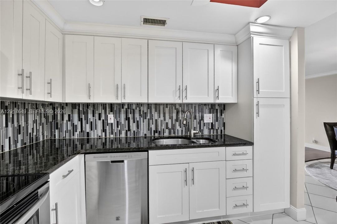 For Sale: $210,000 (2 beds, 2 baths, 1054 Square Feet)