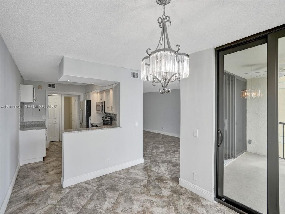 For Sale: $195,000 (1 beds, 1 baths, 990 Square Feet)