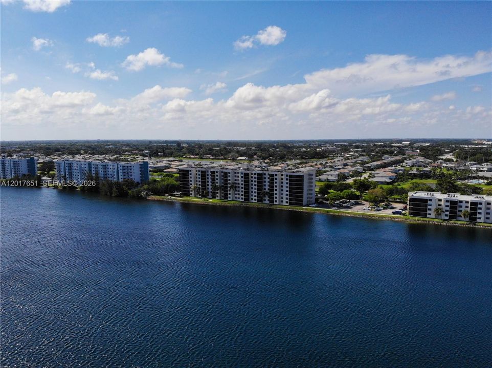For Sale: $195,000 (1 beds, 1 baths, 990 Square Feet)