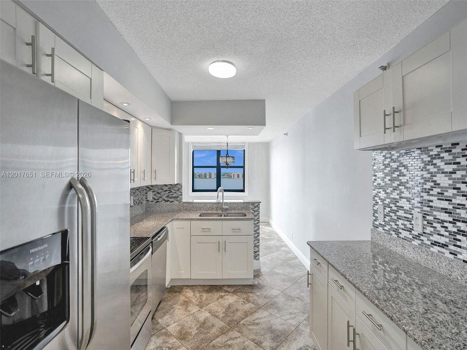 For Sale: $195,000 (1 beds, 1 baths, 990 Square Feet)