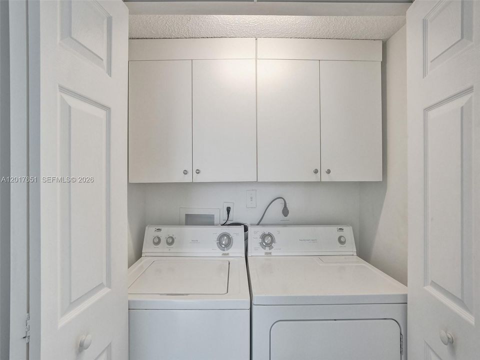 For Sale: $195,000 (1 beds, 1 baths, 990 Square Feet)