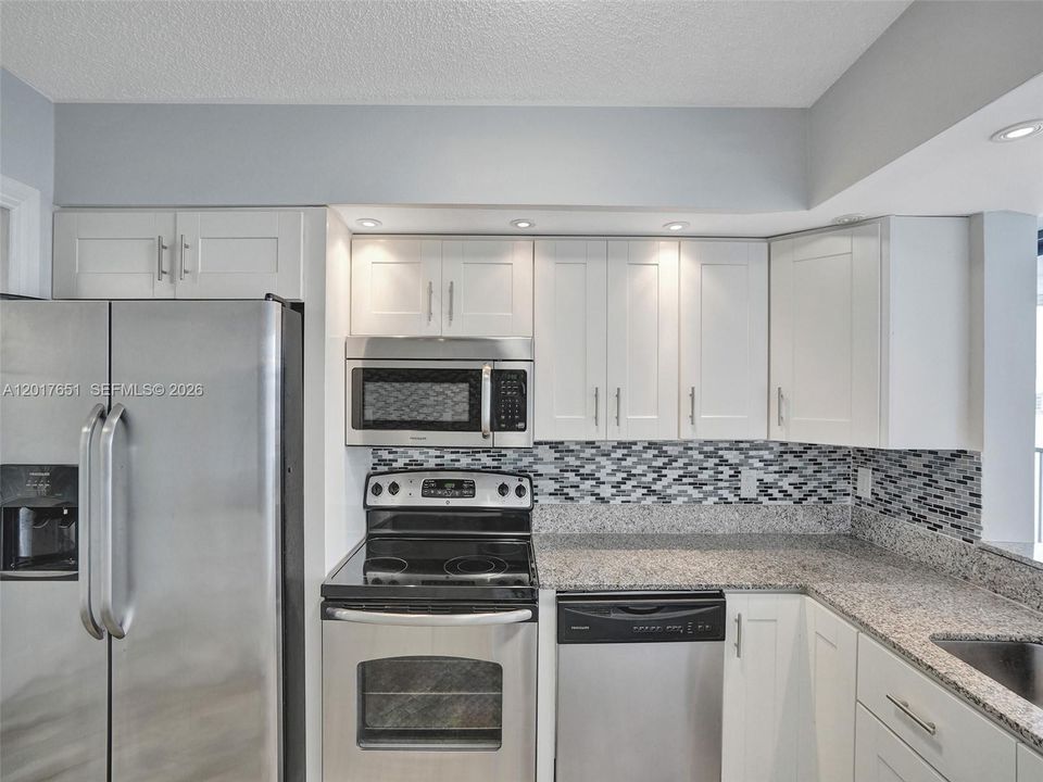For Sale: $195,000 (1 beds, 1 baths, 990 Square Feet)