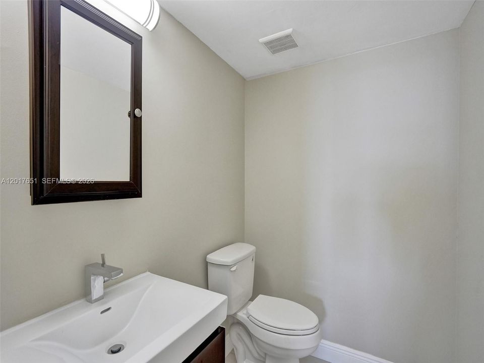 For Sale: $195,000 (1 beds, 1 baths, 990 Square Feet)