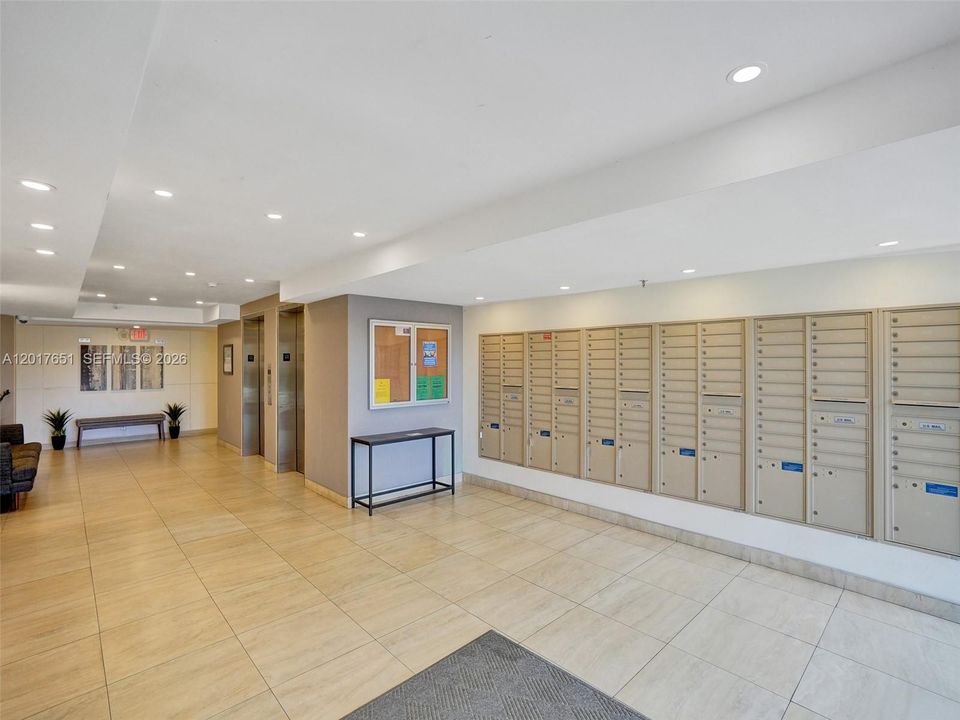 For Sale: $195,000 (1 beds, 1 baths, 990 Square Feet)