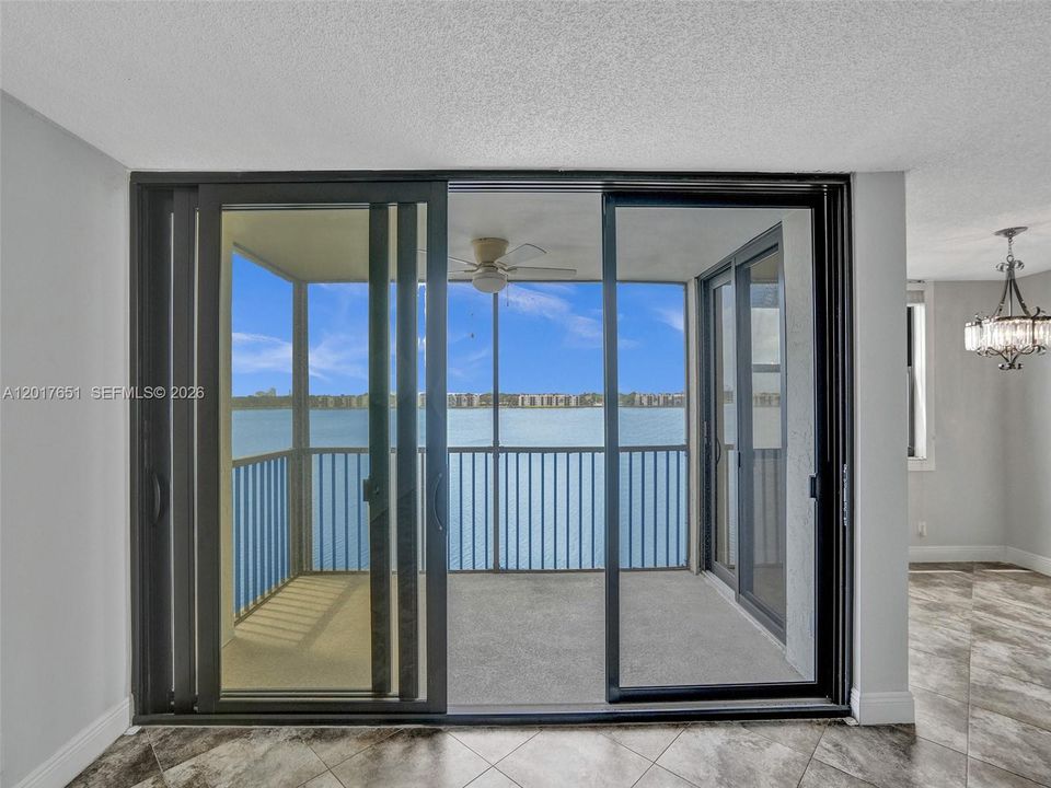 For Sale: $195,000 (1 beds, 1 baths, 990 Square Feet)