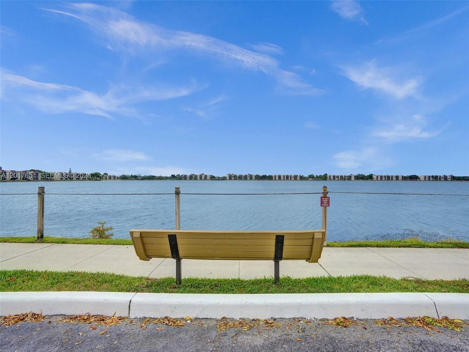 For Sale: $195,000 (1 beds, 1 baths, 990 Square Feet)