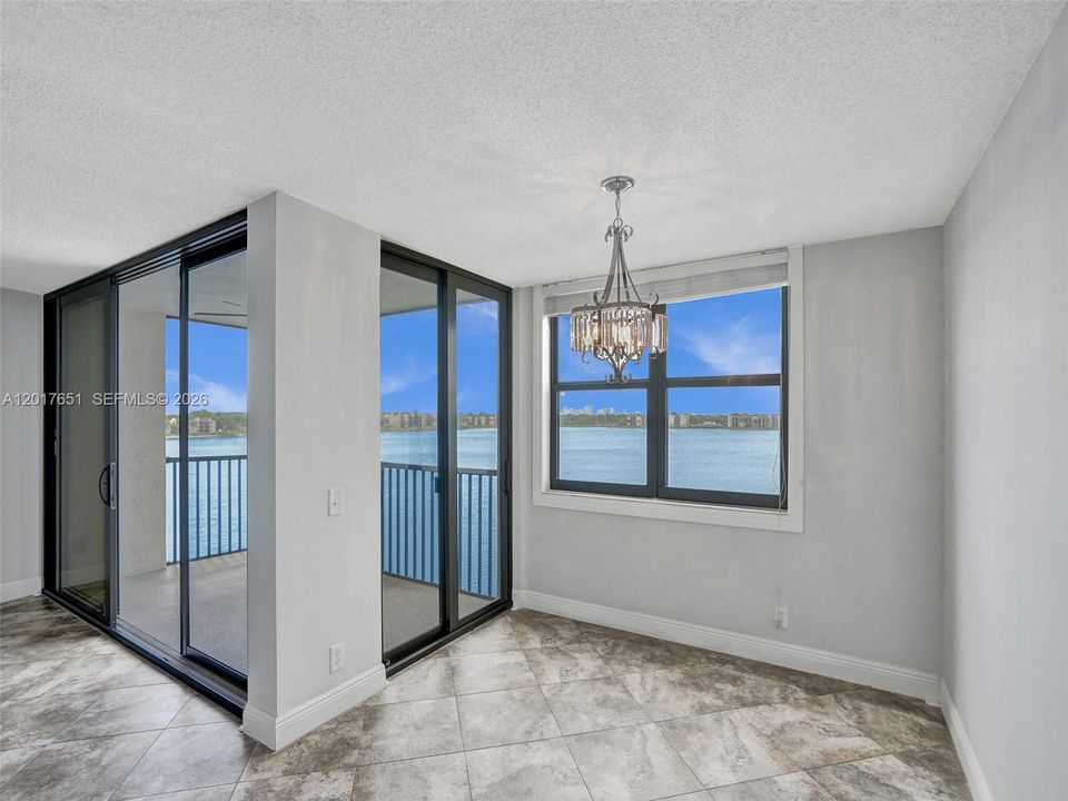 For Sale: $195,000 (1 beds, 1 baths, 990 Square Feet)