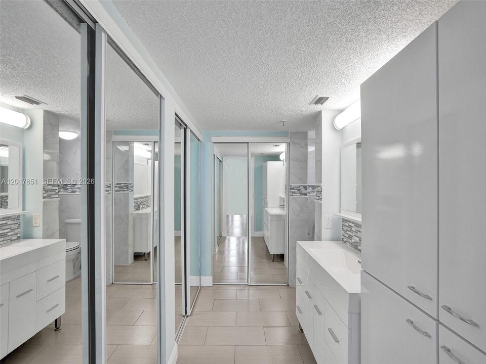 For Sale: $195,000 (1 beds, 1 baths, 990 Square Feet)