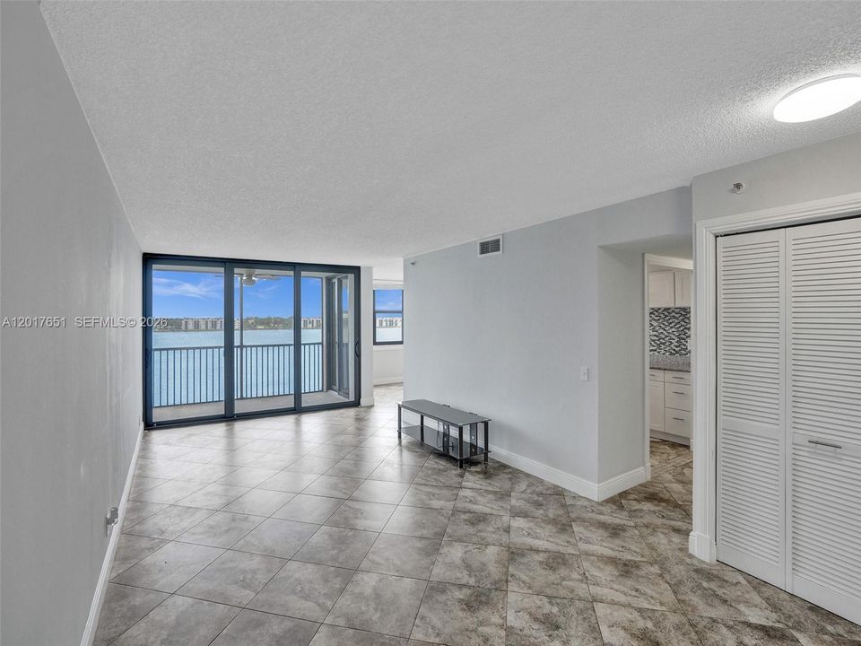 For Sale: $195,000 (1 beds, 1 baths, 990 Square Feet)