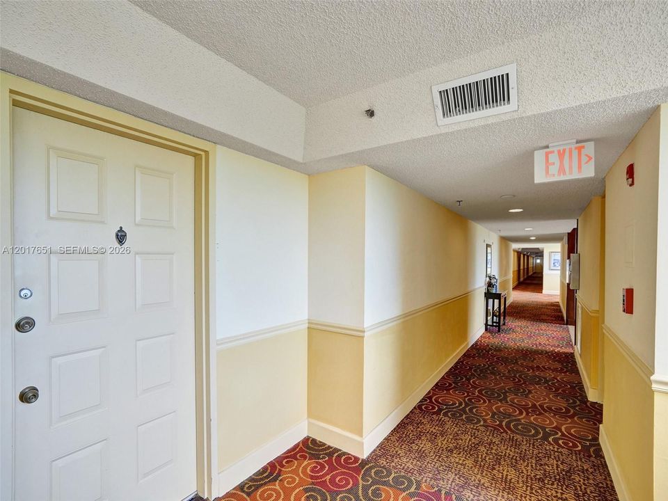 For Sale: $195,000 (1 beds, 1 baths, 990 Square Feet)