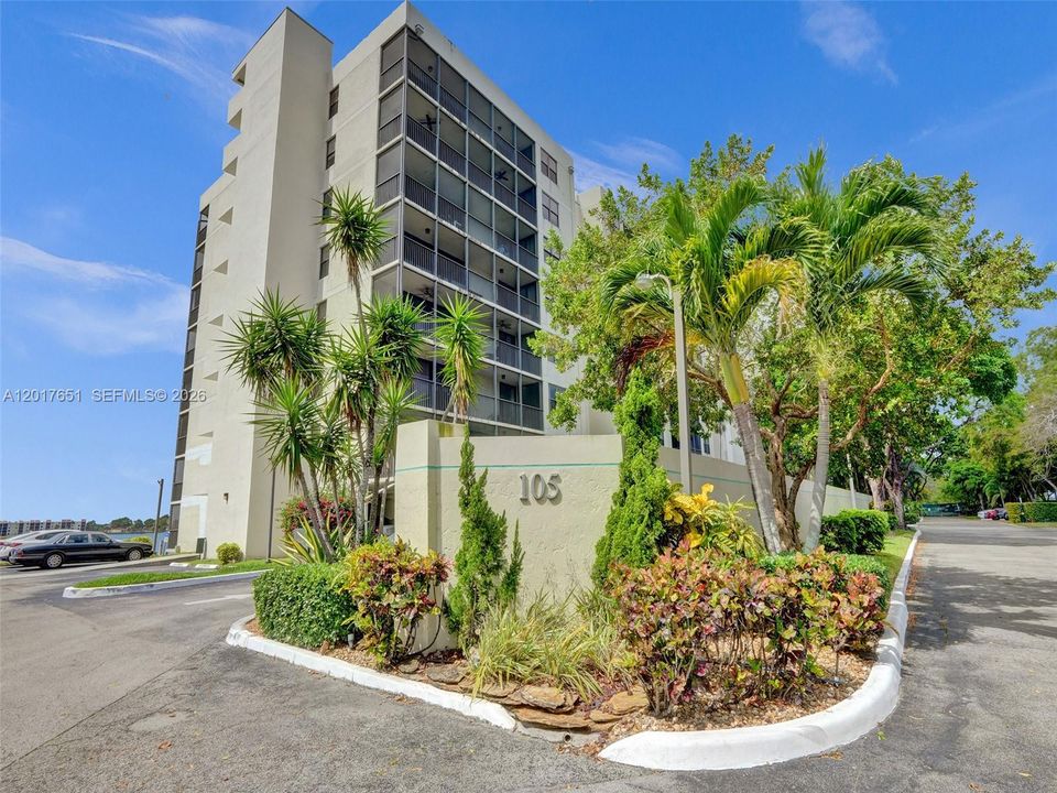 For Sale: $195,000 (1 beds, 1 baths, 990 Square Feet)
