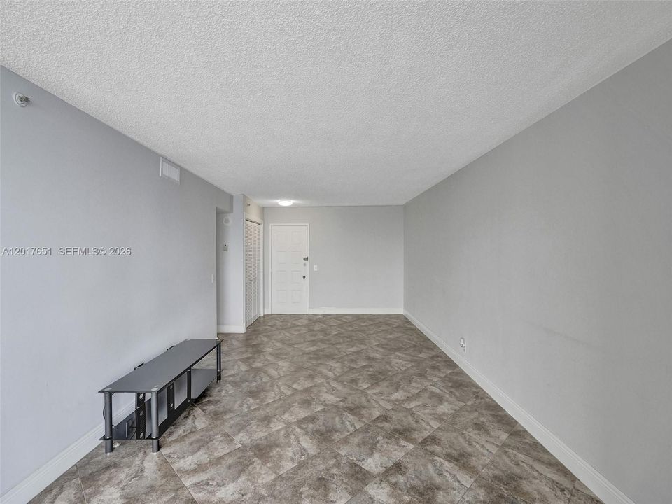 For Sale: $195,000 (1 beds, 1 baths, 990 Square Feet)