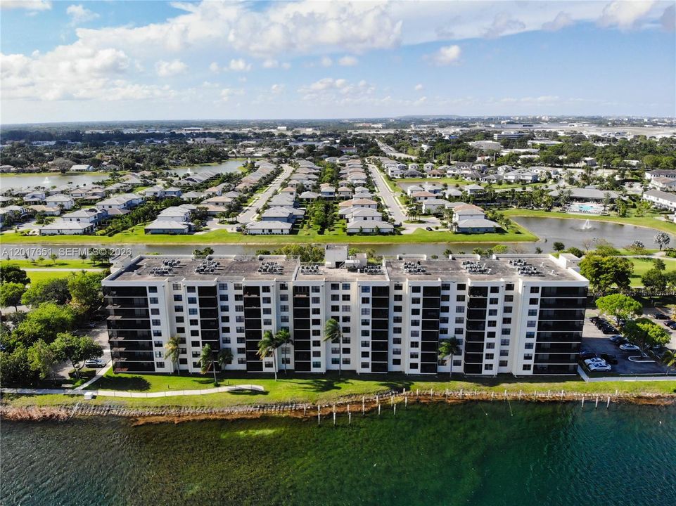 For Sale: $195,000 (1 beds, 1 baths, 990 Square Feet)