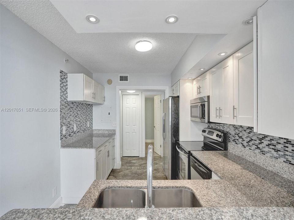 For Sale: $195,000 (1 beds, 1 baths, 990 Square Feet)