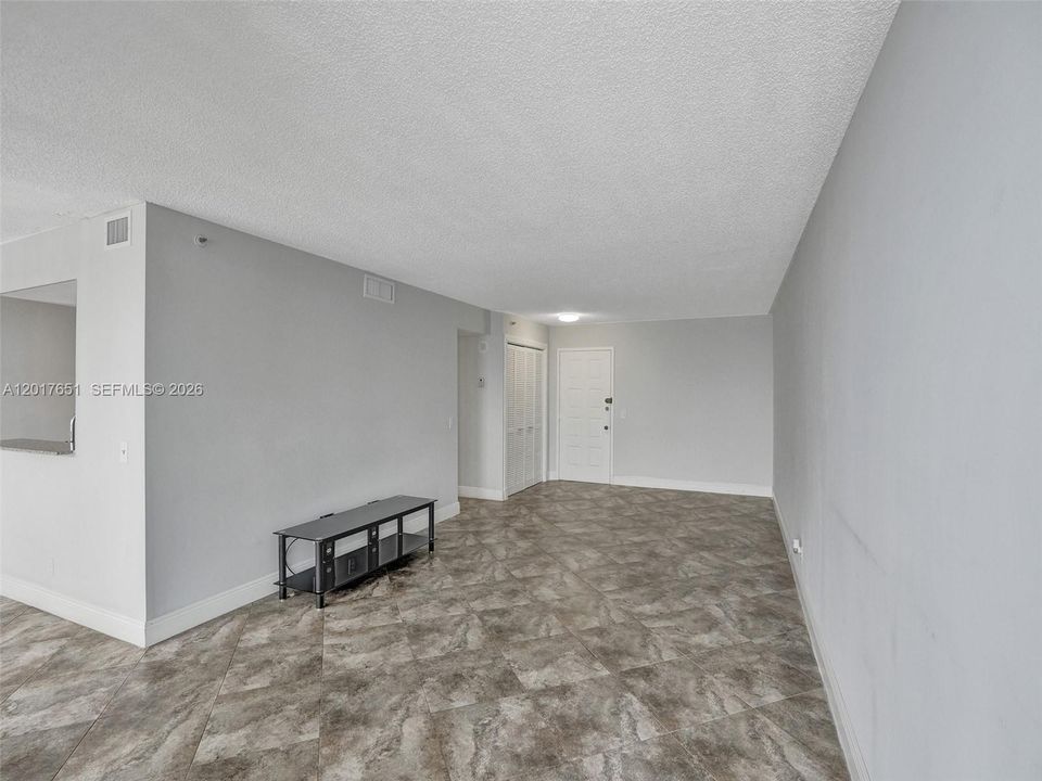 For Sale: $195,000 (1 beds, 1 baths, 990 Square Feet)