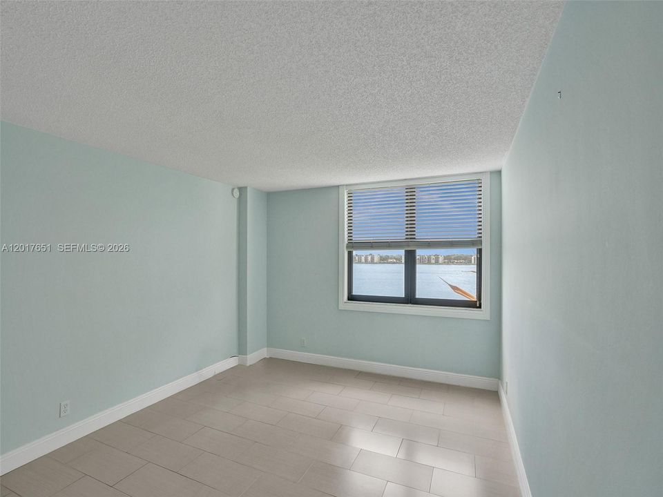 For Sale: $195,000 (1 beds, 1 baths, 990 Square Feet)
