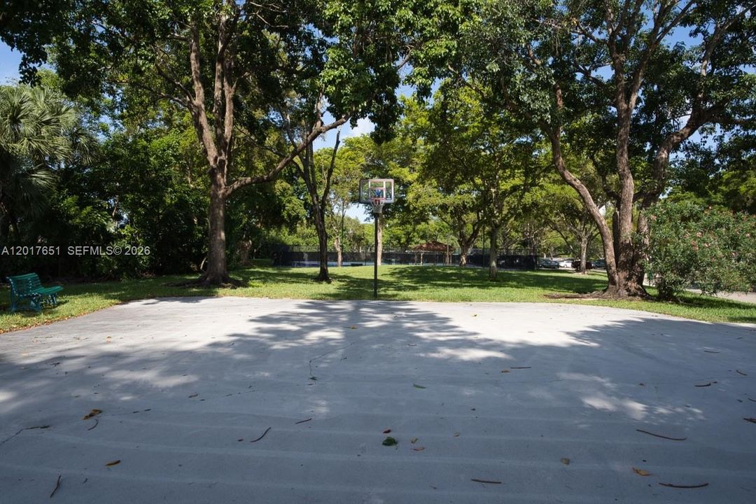 For Sale: $195,000 (1 beds, 1 baths, 990 Square Feet)
