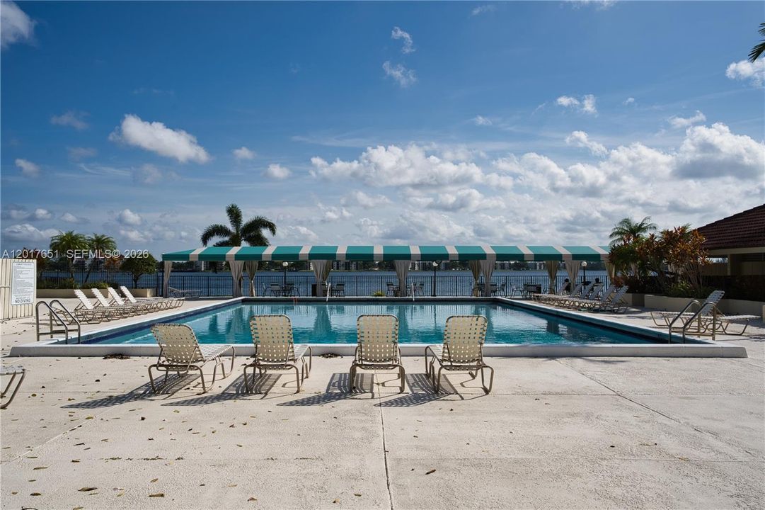 For Sale: $195,000 (1 beds, 1 baths, 990 Square Feet)