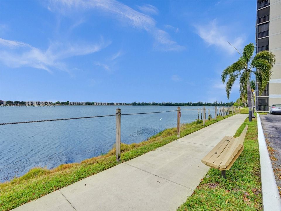 For Sale: $195,000 (1 beds, 1 baths, 990 Square Feet)