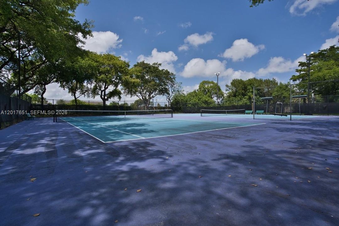 For Sale: $195,000 (1 beds, 1 baths, 990 Square Feet)