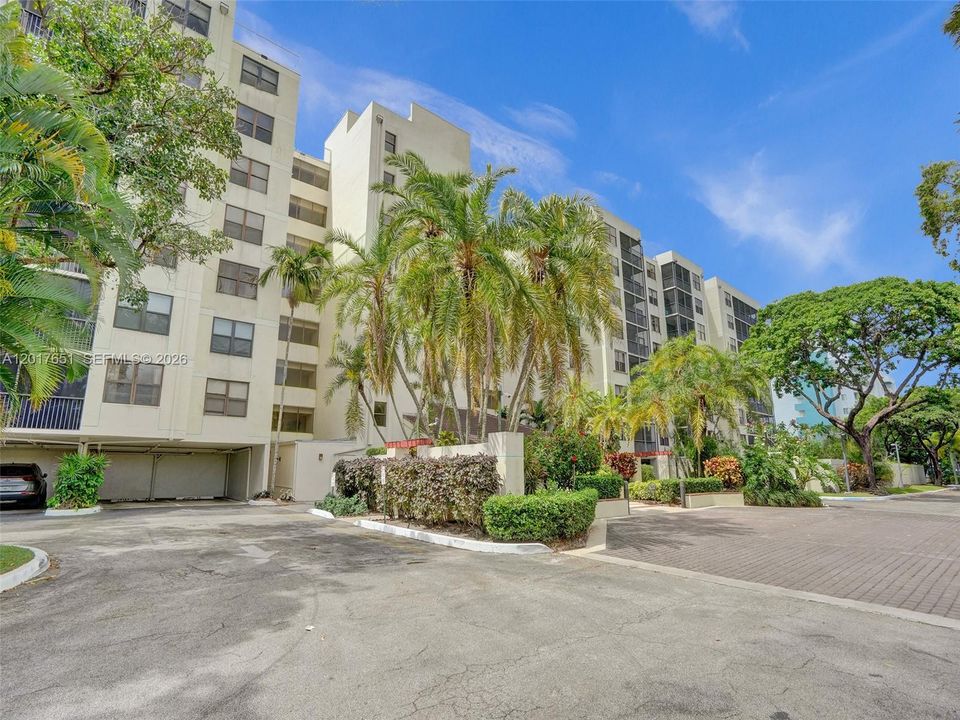 For Sale: $195,000 (1 beds, 1 baths, 990 Square Feet)