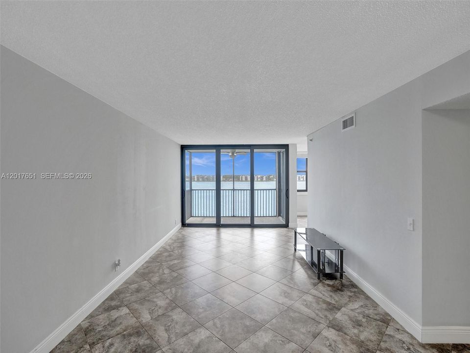For Sale: $195,000 (1 beds, 1 baths, 990 Square Feet)