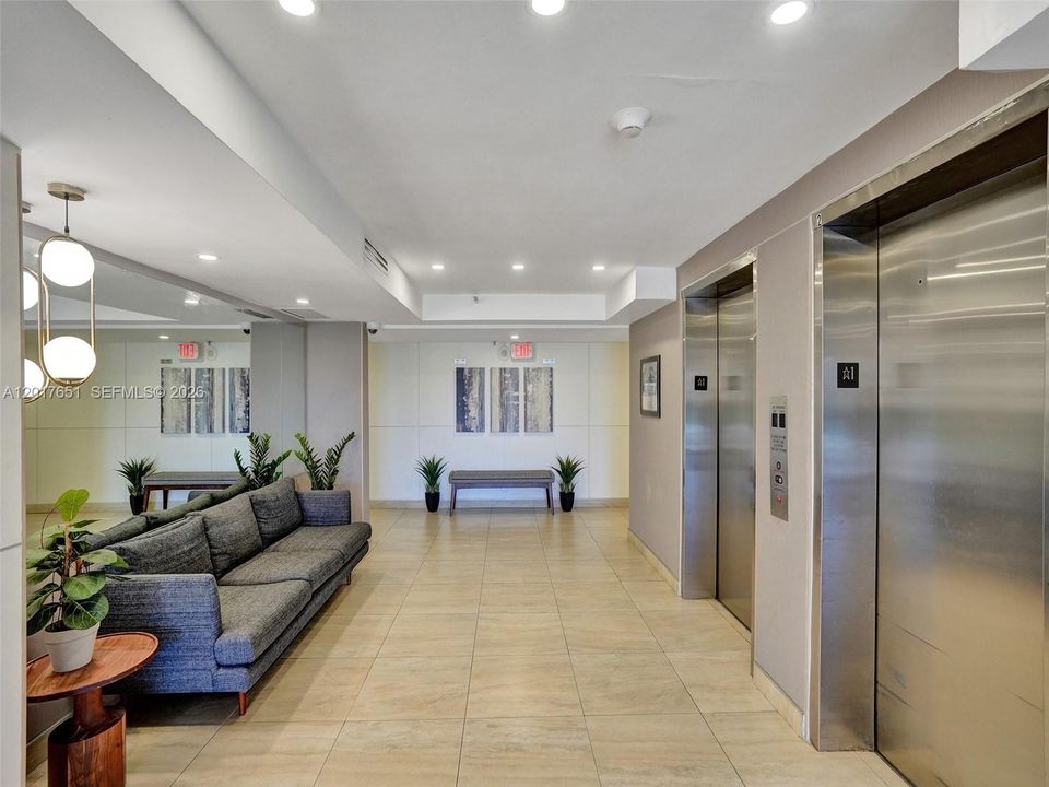 For Sale: $195,000 (1 beds, 1 baths, 990 Square Feet)