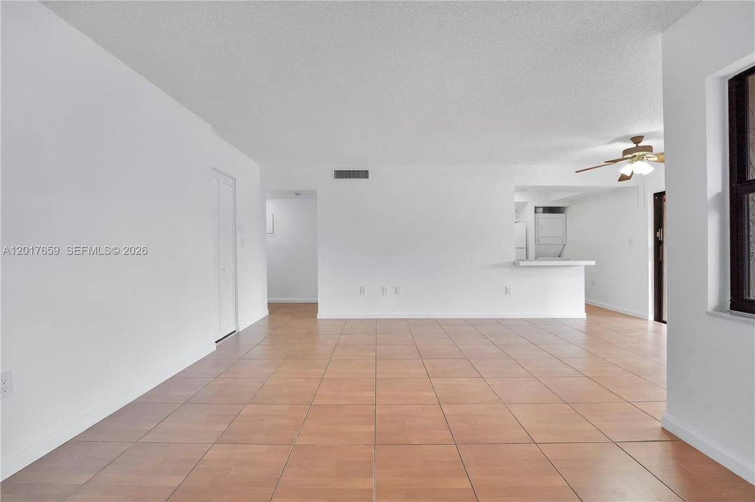 Activo con contrato: $2,350 (2 camas, 2 baños, 981 Pies cuadrados)