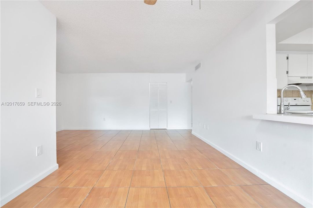 Activo con contrato: $2,350 (2 camas, 2 baños, 981 Pies cuadrados)