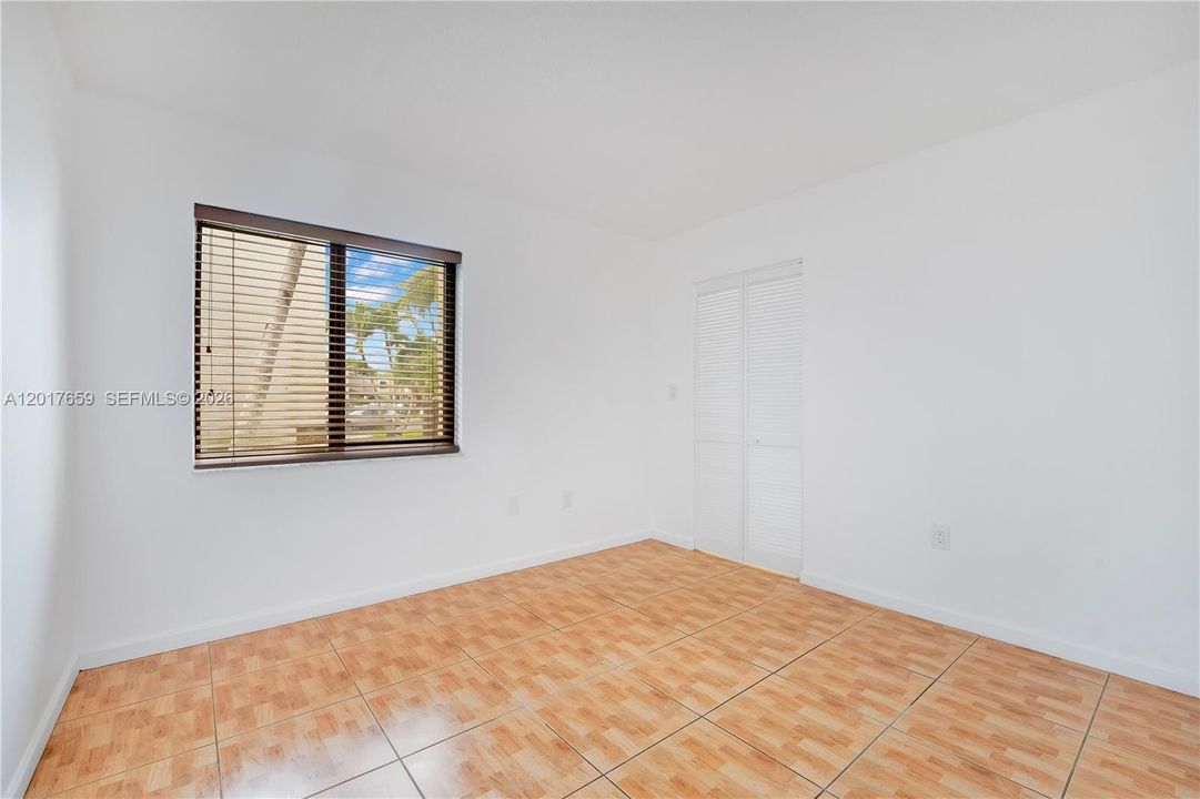 Activo con contrato: $2,350 (2 camas, 2 baños, 981 Pies cuadrados)