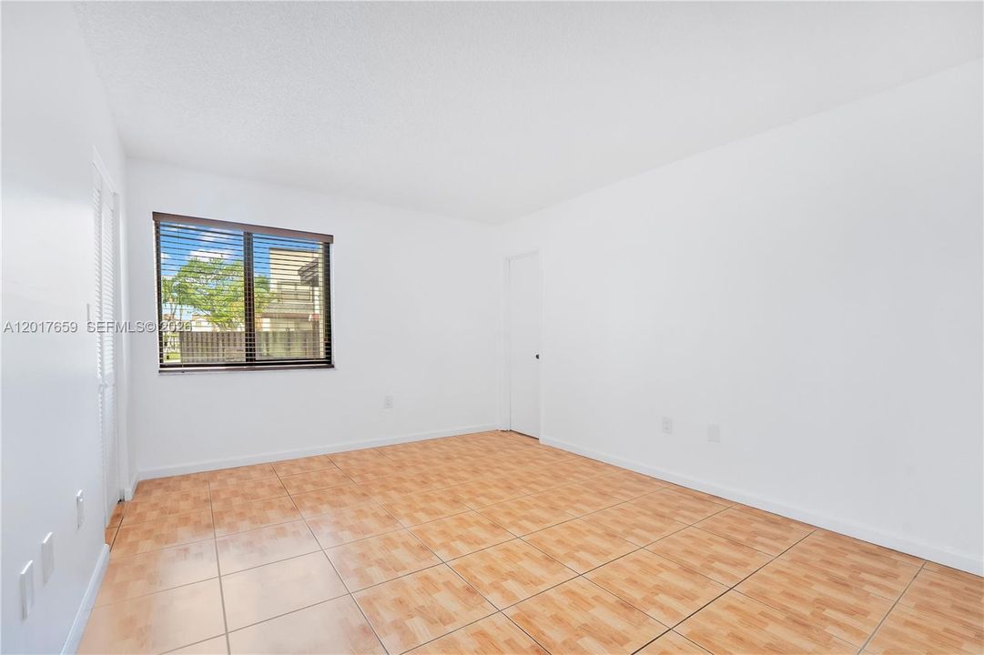 Activo con contrato: $2,350 (2 camas, 2 baños, 981 Pies cuadrados)