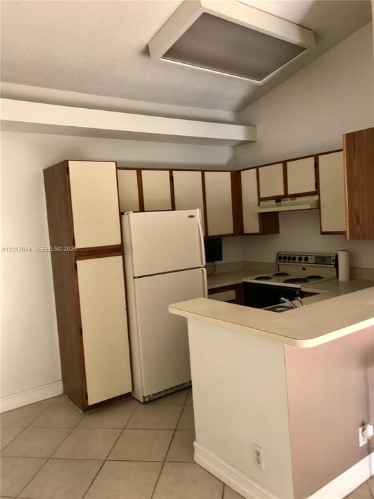 Active With Contract: $1,650 (1 beds, 1 baths, 620 Square Feet)