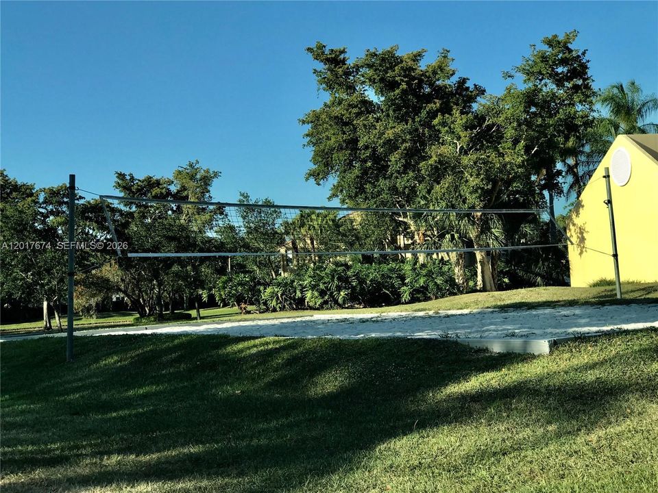 Active With Contract: $1,650 (1 beds, 1 baths, 620 Square Feet)