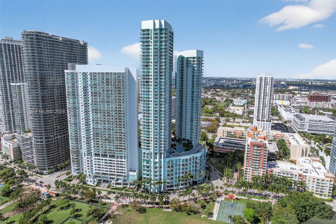待售: $529,999 (1 贝兹, 1 浴室, 951 平方英尺)