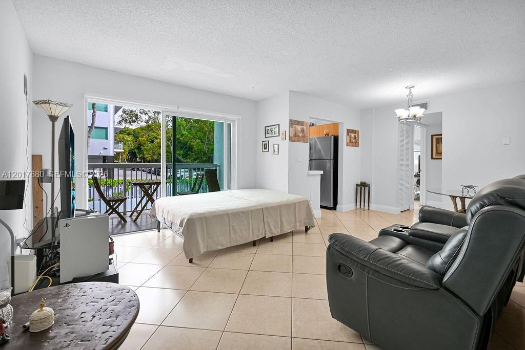 For Sale: $335,000 (2 beds, 1 baths, 702 Square Feet)