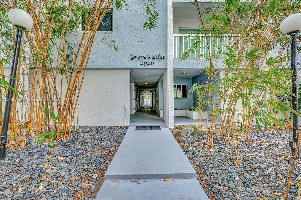 For Sale: $335,000 (2 beds, 1 baths, 702 Square Feet)