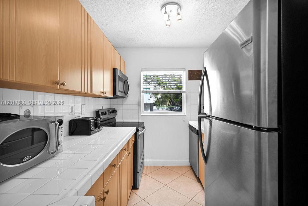 For Sale: $335,000 (2 beds, 1 baths, 702 Square Feet)
