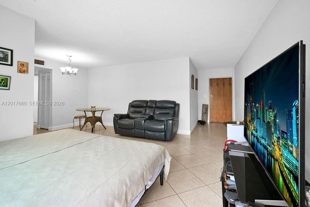For Sale: $335,000 (2 beds, 1 baths, 702 Square Feet)