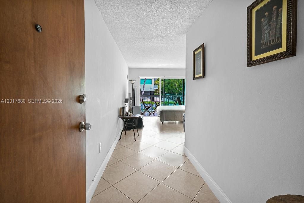 For Sale: $335,000 (2 beds, 1 baths, 702 Square Feet)