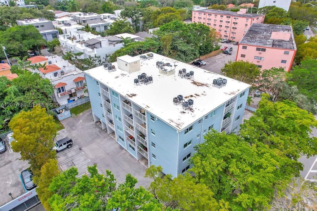 For Sale: $335,000 (2 beds, 1 baths, 702 Square Feet)