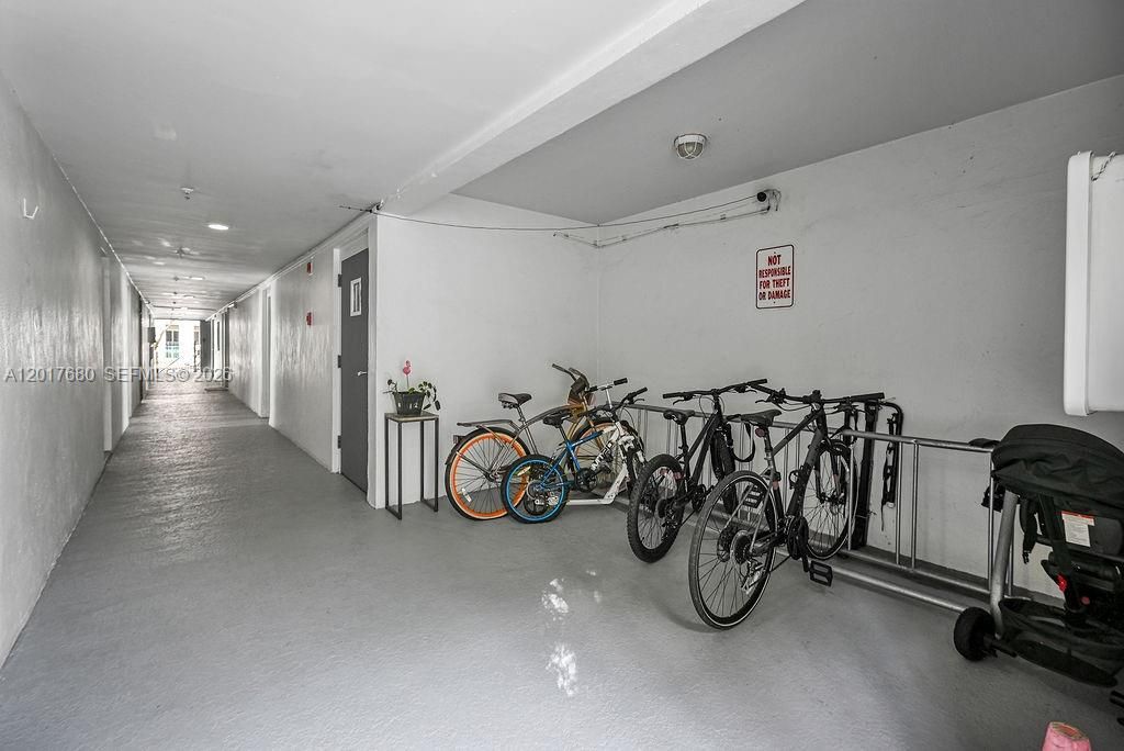 For Sale: $335,000 (2 beds, 1 baths, 702 Square Feet)