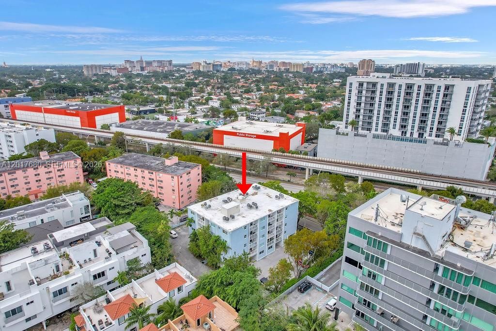 For Sale: $335,000 (2 beds, 1 baths, 702 Square Feet)