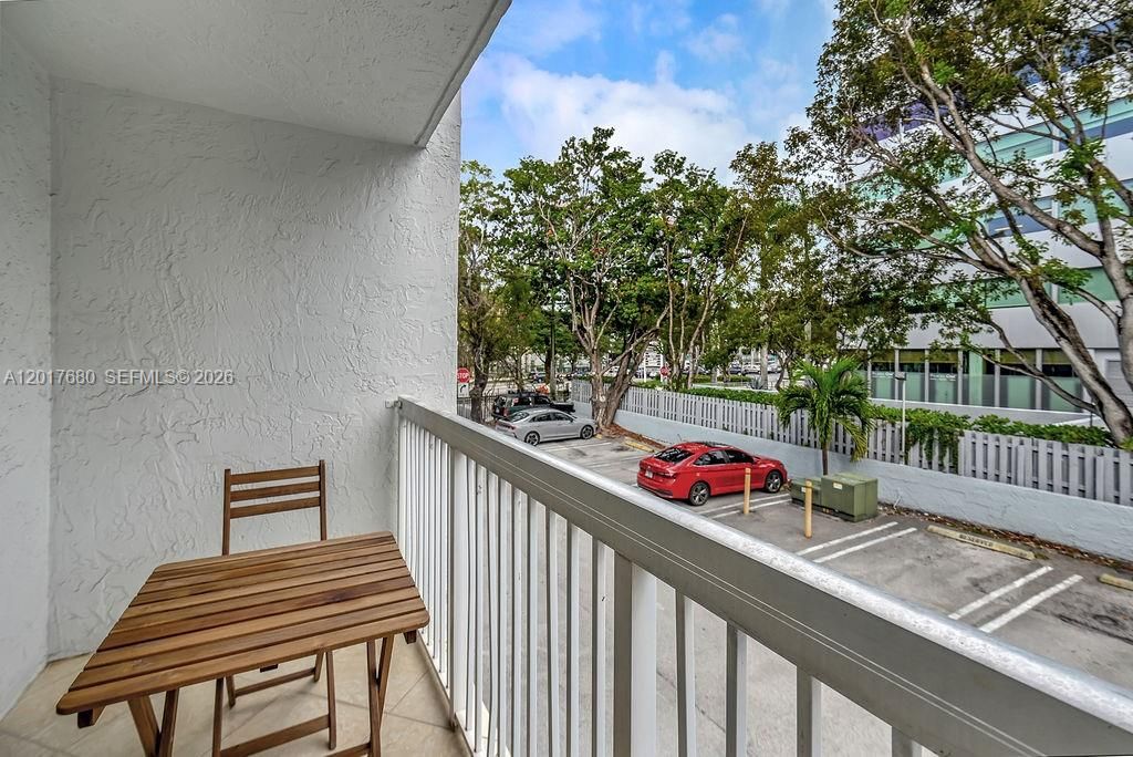 For Sale: $335,000 (2 beds, 1 baths, 702 Square Feet)